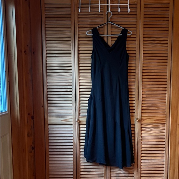 Elegant Black Sleeveless Dress - Picture 2 of 3